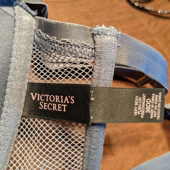 Victoria's Secret Very Sexy Push Up Bra - Picture 2 of 2